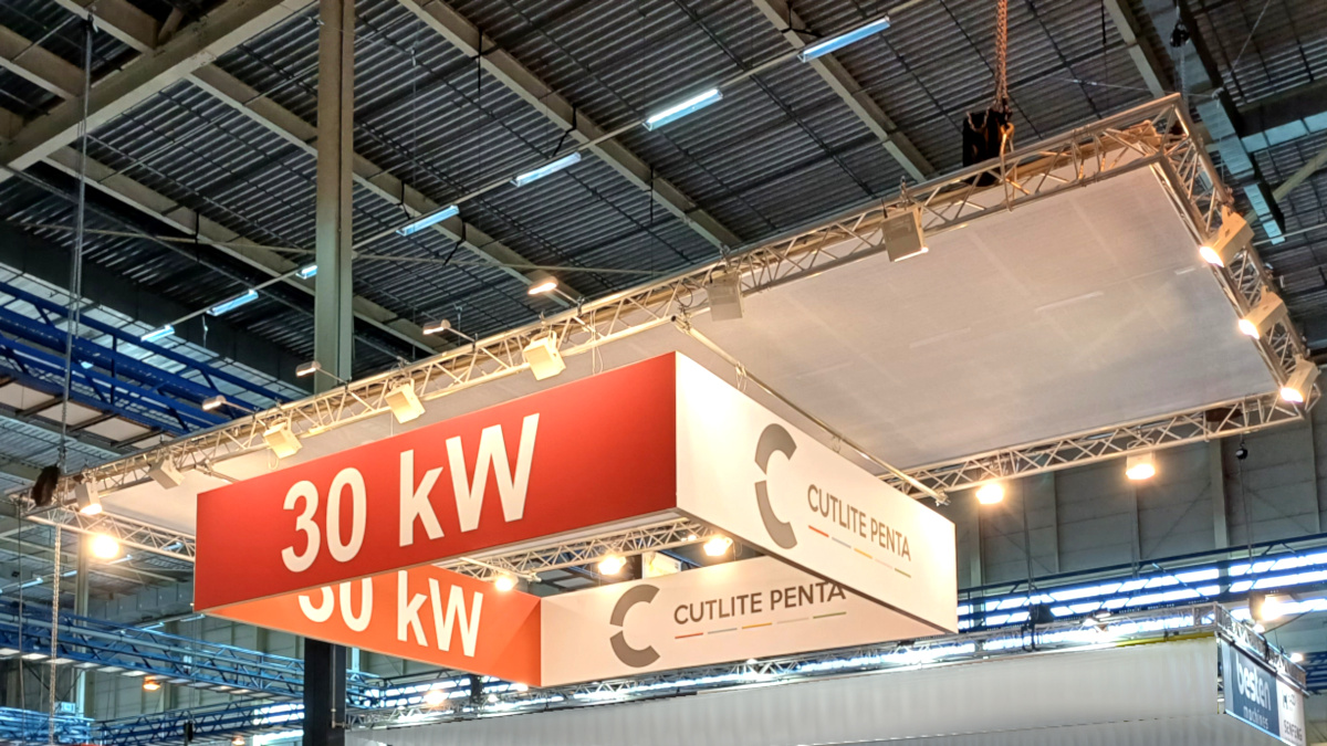 Textielbanner aan truss met plafonddoek